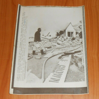#ad 1983 Press Photo England Golden Crown Chinese Restaurant Gas Explosion Debris $7.73