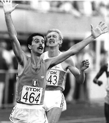 #ad 1983 Press Photo ALBERTO COVA 10000 Meters Gold Italy Throws Arms Up Winner kg $19.99