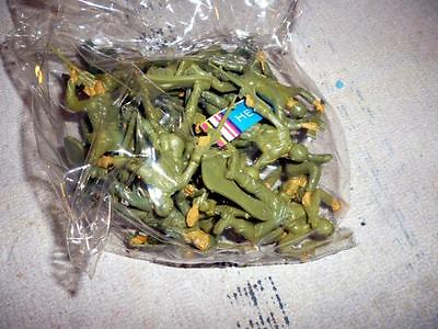 #ad NEW TOY CLOSEOUT PACKAGE OF APPROX 20 ARMY FIGURES GOOD SHAPE L170 $4.79
