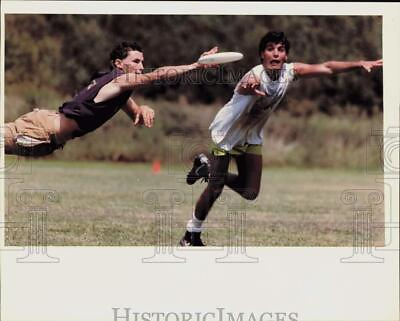 #ad 1990 Press Photo Young men playing a game of frisbee lra43206 $19.99