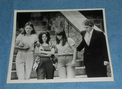 #ad 1983 Press Photo Sisters amp; Mother of Murder Victim Mary Ann Hanley At Funeral MA $7.73