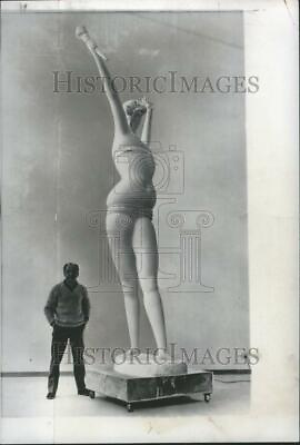 #ad 1960 Press Photo This Lady doesn#x27;t figure DFPC49505 $21.99