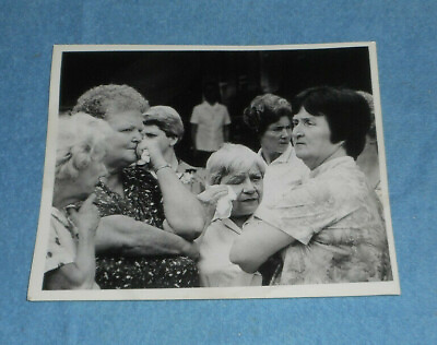 #ad 1983 Press Photo Ladies Mourn Murder Victim Mary Ann Hanley At Funeral Boston $7.73