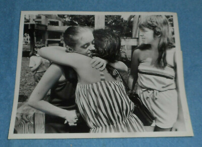 #ad 1983 Press Photo Sister Hugs Mother Of Murdered Child Mary Ann Hanley Boston MA $7.73