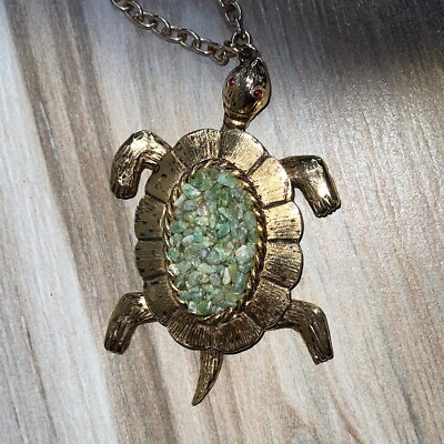 #ad VINTAGE NECKLACE TURTLE PENDANT JOINTED GOLD TONE GREEN STONE CHIP On Chain $55.00