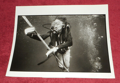 #ad 1983 Press Photo Scuba Diver Grabs Rope $7.73